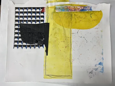 Gelaagd grafisch werk met een groot geel vlak, een zwart raster en collagemateriaal